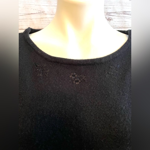 Villager Liz Claiborne Black Sweater Floral Embroidery Size L - Picture 2 of 4